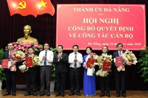 Lãnh đạo Thành ủy Đà Nẵng trao quyết định và tặng hoa chúc mừng các Uỷ viên Ban Thường vụ được phân công nhiệm vụ mới.