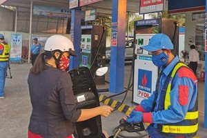 Giá xăng có thể sẽ được điều chỉnh theo hướng tăng vào ngày mai (26/11).