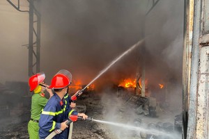 Lực lượng chức năng nỗ lực khống chế đám cháy (ảnh Tr.H).