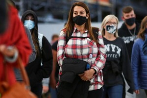 Du khách đeo khẩu trang phòng Covid-19 tại sân bay Denver, bang Colorado (Mỹ). Ảnh: Reuters.