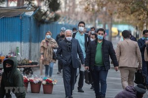 Người dân đeo khẩu trang phòng lây nhiễm COVID-19 tại Tehran, Iran. (Ảnh: THX/TTXVN).