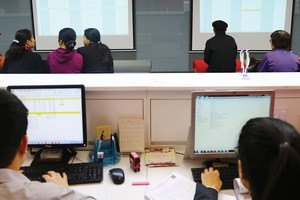 Công ty chứng khoán phải giám sát diễn biến các giao dịch trong ngày, nhiều ngày của nhà đầu tư. Ảnh: Dũng Minh.