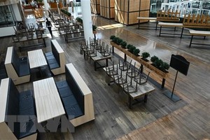 Một nhà hàng đóng cửa do dịch COVID-19 tại Munich, Đức. (Ảnh: AFP/TTXVN).