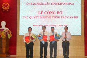 Ông Nguyễn Tấn Tuân - Chủ tịch UBND tỉnh trao Quyết định bổ nhiệm Lãnh đạo các sở ngành.