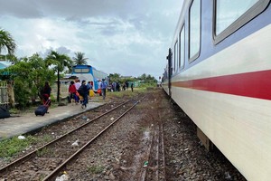 Ngành đường sắt chuyển tải hành khách đi tàu bằng ôtô do mưa lũ làm gián đoạn hoạt động chạy tàu Bắc-Nam. (Nguồn ảnh: Đường sắt Việt Nam).