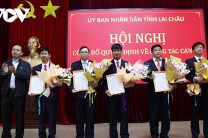 Chủ tịch UBND tỉnh Lai Châu Trần Tiến Dũng trao quyết định và tặng hoa chúc mừng.