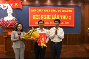 Bí thư Tỉnh ủy Sóc Trăng Lâm Văn Mẫn trao Quyết định của Thủ tướng chính phủ cho ông Trần Văn Lâu, Phó Bí thư Tỉnh ủy, giữ chức Chủ tịch UBND tỉnh.