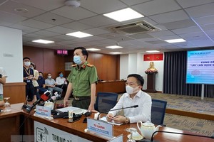 Công an Thành phố cung cấp thông tin về việc khởi tố vụ án về vụ việc lây lan COVID-19 trong cộng đồng. (Ảnh: Thành Chung/TTXVN).