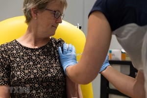 Nhân viên y tế tiêm thử nghiệm vắcxin ngừa COVID-19 do Trường đại học Oxford (Anh) phối hợp với hãng AstraZeneca sản xuất. (Ảnh: AFP/TTXVN).