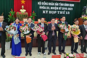 Ông Nguyễn Thanh Tùng, nguyên Bí thư Tỉnh ủy, Chủ tịch HĐND tỉnh Bình Định tặng hoa các cán bộ mới được bầu.