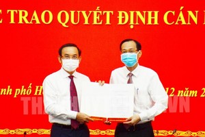 Ông Nguyễn Văn Nên (trái) trao quyết định.
