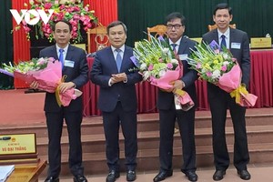 Ông Vũ Đại Thắng trao hoa chúc mừng ông Đoàn Ngọc Lâm (thứ hai từ phải sang); ông Hồ An Phong (ngoài cùng bên phải) và ông Phan Thanh Hùng (ngoài cùng bên trái).
