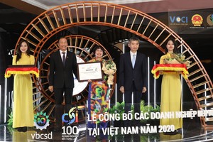 Bà Lê Thị Minh Thảo, PTGĐ Tập đoàn Phenikaa, nhận giải thưởng Top 100 DN phát triển bền vững 2020.