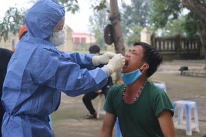 Cán bộ Trung tâm Kiểm soát bệnh tật tỉnh Quảng Bình lấy mẫu xét nghiệm trường hợp F1 liên quan đến bệnh nhân BN1291 tái dương tính.