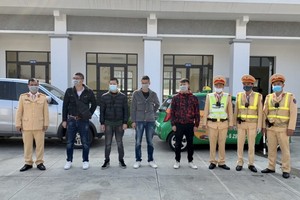 Tổ công tác bàn giao 4 đối tượng cho Công an huyện Hữu Lũng (Lạng Sơn) xử lý.