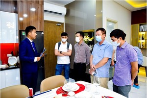 Khách hàng tham quan căn hộ mẫu dự án LDG Sky.