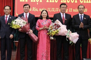 Ông Nguyễn Công Vinh (thứ 2 từ trái qua) được bầu làm Phó chủ tịch UBND tỉnh Bà Rịa - Vũng Tàu.