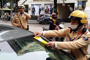 Nếu chủ xe vi phạm không có mặt, CSGT sẽ dán thông báo phạt nguội. Mọi quy trình đều được ghi hình, đảm bảo công khai, minh bạch.
