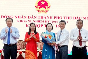 Bà Cúc nhận hoa chúc mừng (Ảnh: BS).