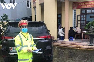 Lực lượng Trạm Cảnh sát giao thông Cửa ô Hòa Hiệp phát hiện ô tô chở 6 người Trung Quốc nhiều nghi vấn.