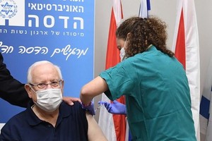 Tổng thống Israel Reuven Rivlin được tiêm chủng vắcxin phòng COVID-19. (Nguồn: Twitter).