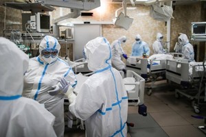 Nhân viên y tế Nga đối đầu với Covid-19. Ảnh: Tass.