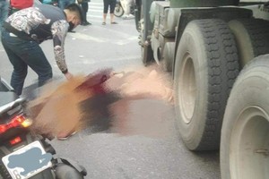 Hai người thương vong sau cú va chạm giữa xe gắn máy và xe container. (ảnh: Page Hải Phòng).