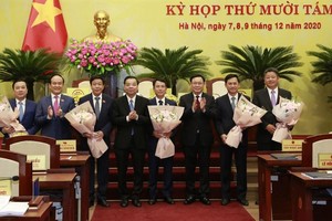 Lãnh đạo Thành phố tặng hoa chúc mừng 5 tân Phó Chủ tịch UBND TP tại kỳ họp 18 HĐND.