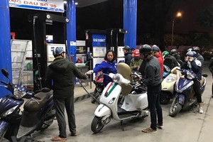 Nhân viên Petrolimex đang bán xăng cho khách hàng. (Ảnh: Đức Duy/Vietnam+).