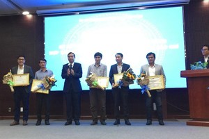 Chủ tịch UBND TP.Đà Nẵng, ông Lê Trung Chinh tặng bằng khen cho các tập thế thực hiện tốt chương trình hợp tác truyền thông với thành phố.