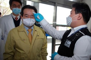 Lãnh đạo Hàn Quốc được kiểm tra thân nhiệt. Ảnh: Yonhap.