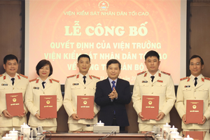 Viện trưởng VKSND tối cao Lê Minh Trí trao quyết định và chúc mừng các cán bộ được điều động, bổ nhiệm giữ chức vụ mới.