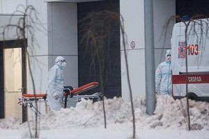 Chuyển bệnh nhân COVID-19 tới bệnh viện ở Kommunarka, ngoại ô Moskva (Nga). (Ảnh: THX/TTXVN).