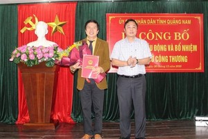Ông Đặng Bá Dự (trái) nhận quyêt định bổ nhiệm giữ chức Giám đốc Sở Công Thương tỉnh Quảng Nam.