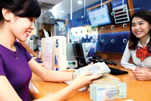 Trong năm 2021, định hướng của ngành ngân hàng là đẩy mạnh cho vay mới để người dân, doanh nghiệp có nguồn vốn tiếp tục sản xuất - kinh doanh. Ảnh: Lê Toàn.