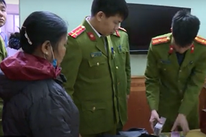 Lực lượng chức năng tịch thu tang vật. (Nguồn: vov.vn).