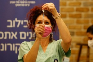 Chưa đầy 2 tuần, hơn 10% dân số Israel được tiêm vaccine ngừa Covid-19. Ảnh: Telegraph.