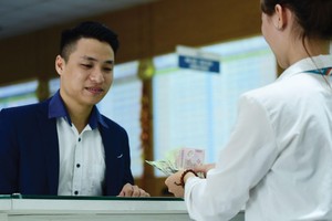 Nhiều người không chọn cách để tiền trong tài khoản tiết kiệm, mà chuyển sang kênh chứng khoán. Ảnh: Dũng Minh.