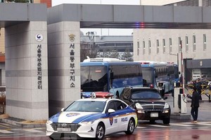 Xe chở tù nhân nhiễm COVID-19 từ Trung tâm Giam giữ Dongbu tới cơ sở y tế để điều trị. (Ảnh: Yonhap/TTXVN).