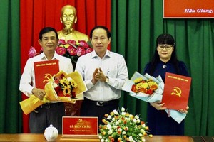 Bí thư Tỉnh ủy Hậu Giang Lê Tiến Châu trao Quyết định cho ông Sầm Hoàng Minh và bà Nguyễn Thị Thùy Linh.