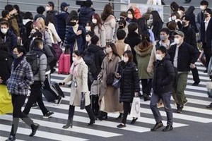 Người dân đeo khẩu trang phòng lây nhiễm COVID-19 tại Tokyo, Nhật Bản, ngày 4/1/2021. (Ảnh: Kyodo/TTXVN).