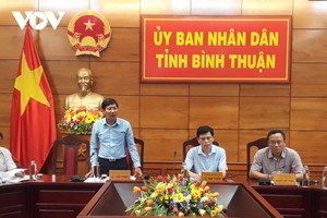 Ông Lê Tuấn Phong (áo xanh) phát biểu tại cuộc họp.