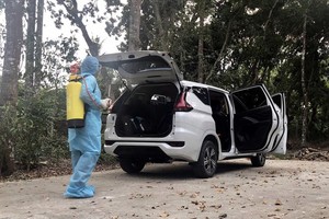 Khử khuẩn xe do tài xế M.T.T chở khách về Sóc Trăng. (Ảnh: TTXVN phát).