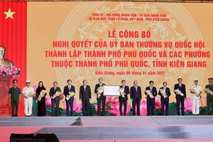 Phó Thủ tướng Thường trực Chính phủ Trương Hòa Bình đã trao Nghị quyết thành lập Thành phố Phú Quốc và các phường thuộc Thành phố Phú Quốc cho lãnh đạo tỉnh Kiên Giang.