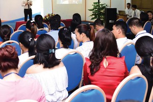 Các khóa học làm giàu nhanh của kênh bán hàng đa cấp và giao dịch ngoại hối thu hút hàng ngàn người tham gia. Ảnh: Dũng Minh.