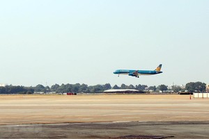 Chuyến bay đầu tiên hạ cánh xuống đường cất hạ cánh 25R/07L tại sân bay Tân Sơn Nhất lúc 15 giờ 5 phút ngày 10/1/2021. (Ảnh: Tiến Lực/TTXVN).