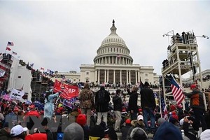 Người biểu tình tập trung bên ngoài tòa nhà Quốc hội Mỹ ở Washington, DC ngày 6/1/2021. (Nguồn: AFP/TTXVN).