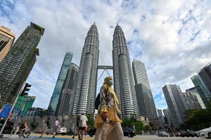 Người dân đeo khẩu trang phòng lây nhiễm COVID-19 tại Kuala Lumpur, Malaysia, ngày 11/1/2021. (Ảnh: THX/TTXVN).