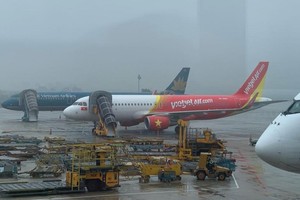 Một lái xe đã tự ý lái xe đầu kéo ra khu vực đỗ máy bay tại sân bay quốc tế Nội Bài rồi gây va chạm với một ô tô đang lưu thông tại đây. Cục Hàng không Việt Nam yêu cầu chấn chỉnh việc lưu hành trong sân bay Nội Bài. Ảnh minh họa.