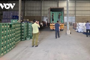 Lực lượng chức năng kiểm tra cơ sở BIVA với hàng ngàn vỏ bia giả.